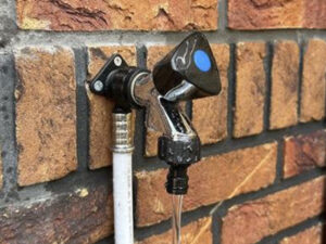 Een buitenkraan met voldoende waterdruk